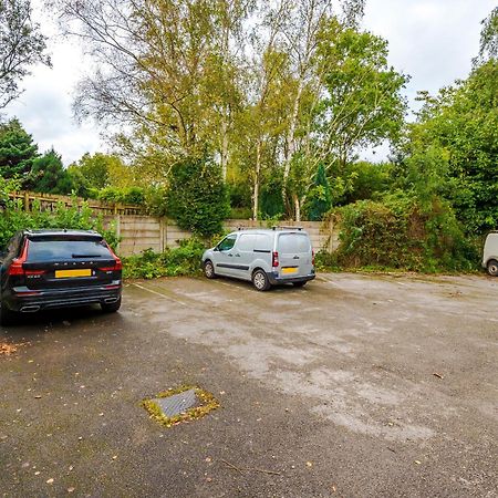 Manchester Comfortable 3 Bedroom House, Free Parking, Wifi & Disneyplus Worsley Exteriör bild