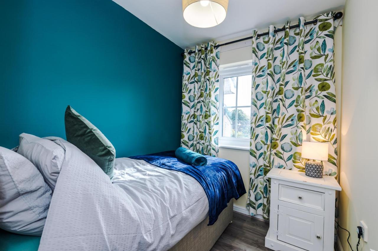 Manchester Comfortable 3 Bedroom House, Free Parking, Wifi & Disneyplus Worsley Exteriör bild