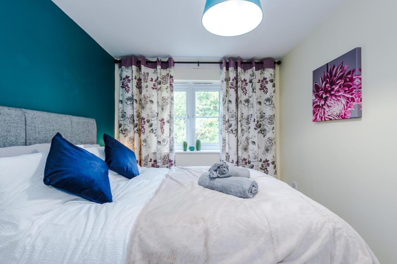 Manchester Comfortable 3 Bedroom House, Free Parking, Wifi & Disneyplus Worsley Exteriör bild