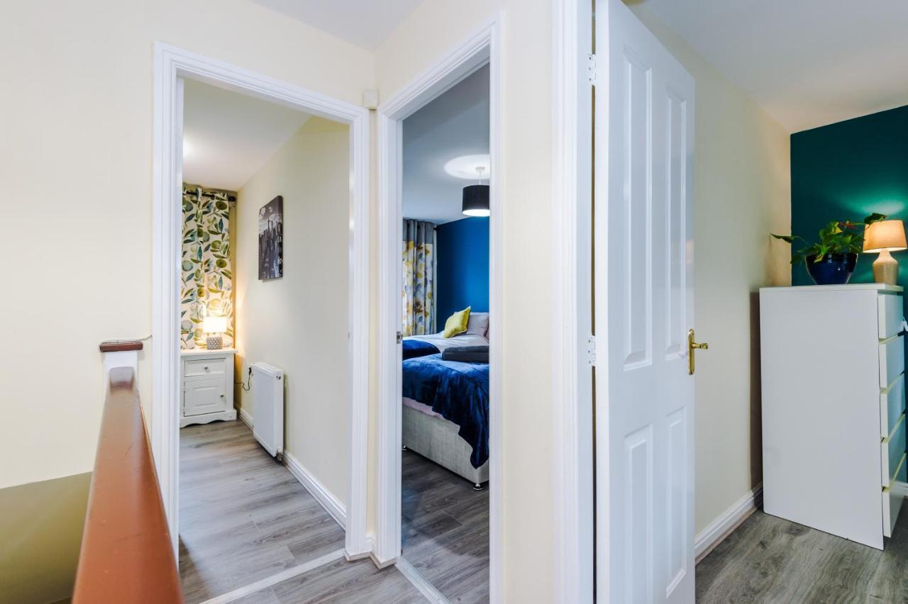 Manchester Comfortable 3 Bedroom House, Free Parking, Wifi & Disneyplus Worsley Exteriör bild