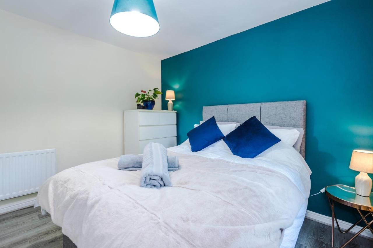 Manchester Comfortable 3 Bedroom House, Free Parking, Wifi & Disneyplus Worsley Exteriör bild