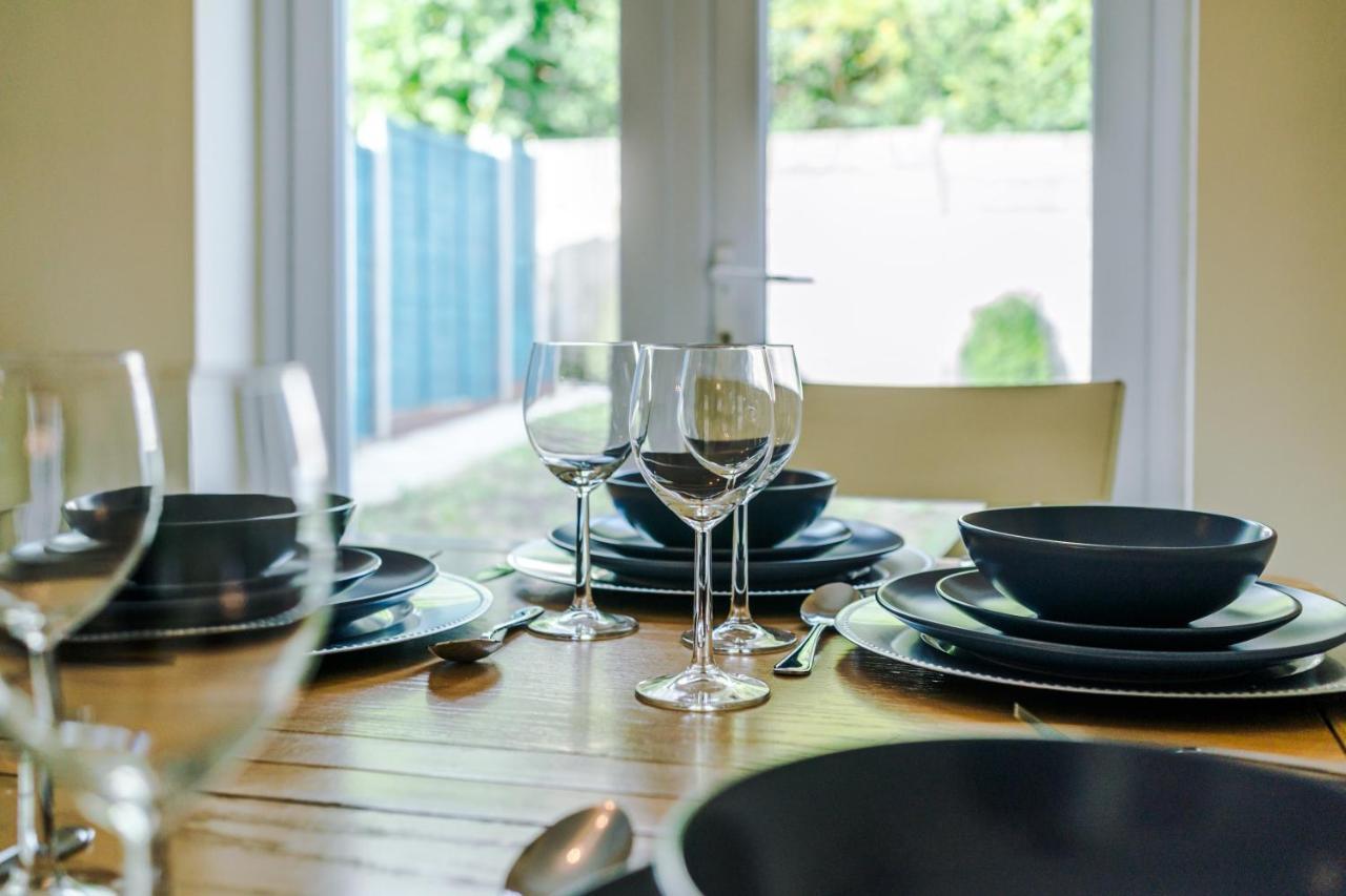 Manchester Comfortable 3 Bedroom House, Free Parking, Wifi & Disneyplus Worsley Exteriör bild