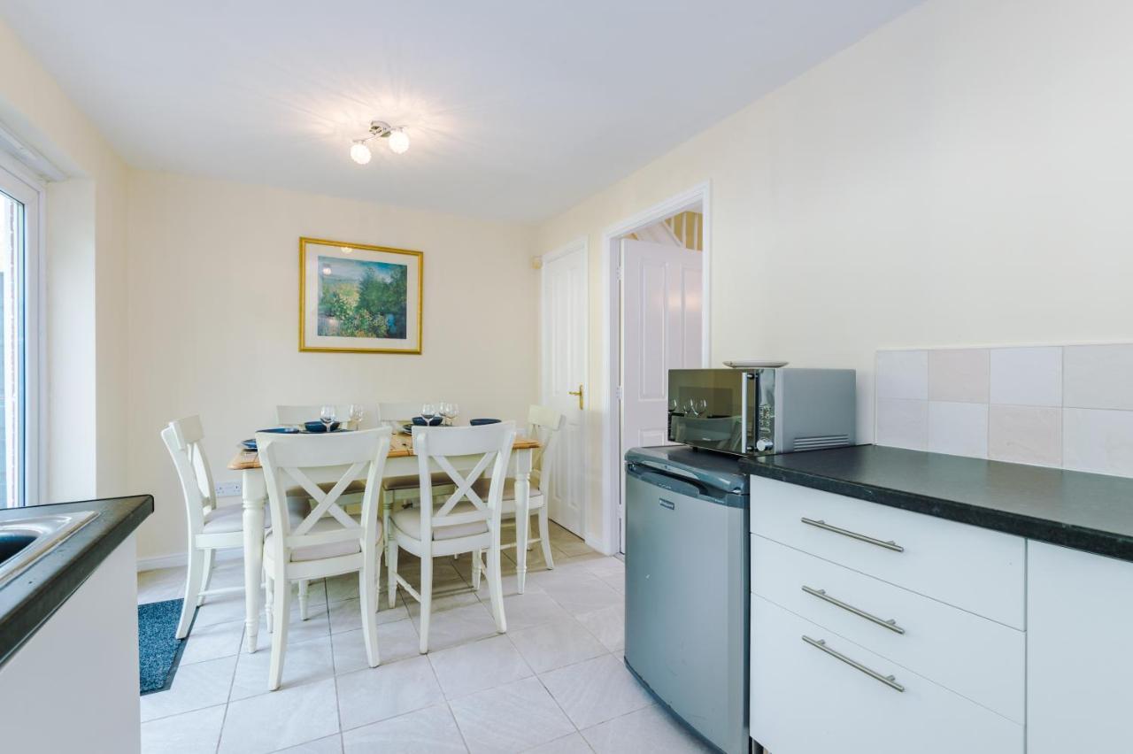 Manchester Comfortable 3 Bedroom House, Free Parking, Wifi & Disneyplus Worsley Exteriör bild