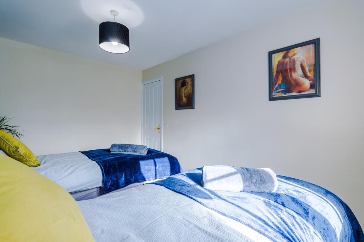 Manchester Comfortable 3 Bedroom House, Free Parking, Wifi & Disneyplus Worsley Exteriör bild
