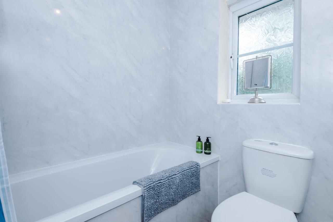 Manchester Comfortable 3 Bedroom House, Free Parking, Wifi & Disneyplus Worsley Exteriör bild