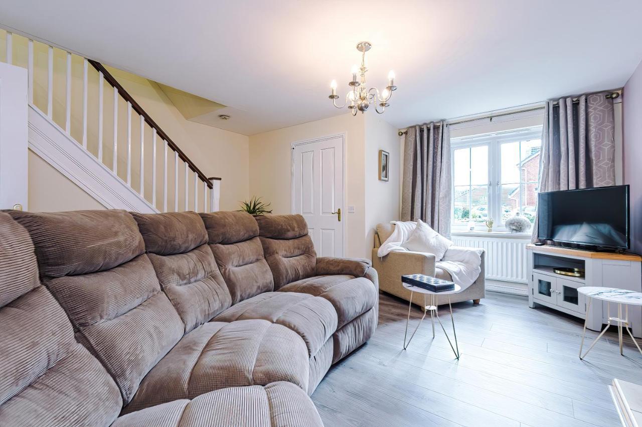 Manchester Comfortable 3 Bedroom House, Free Parking, Wifi & Disneyplus Worsley Exteriör bild