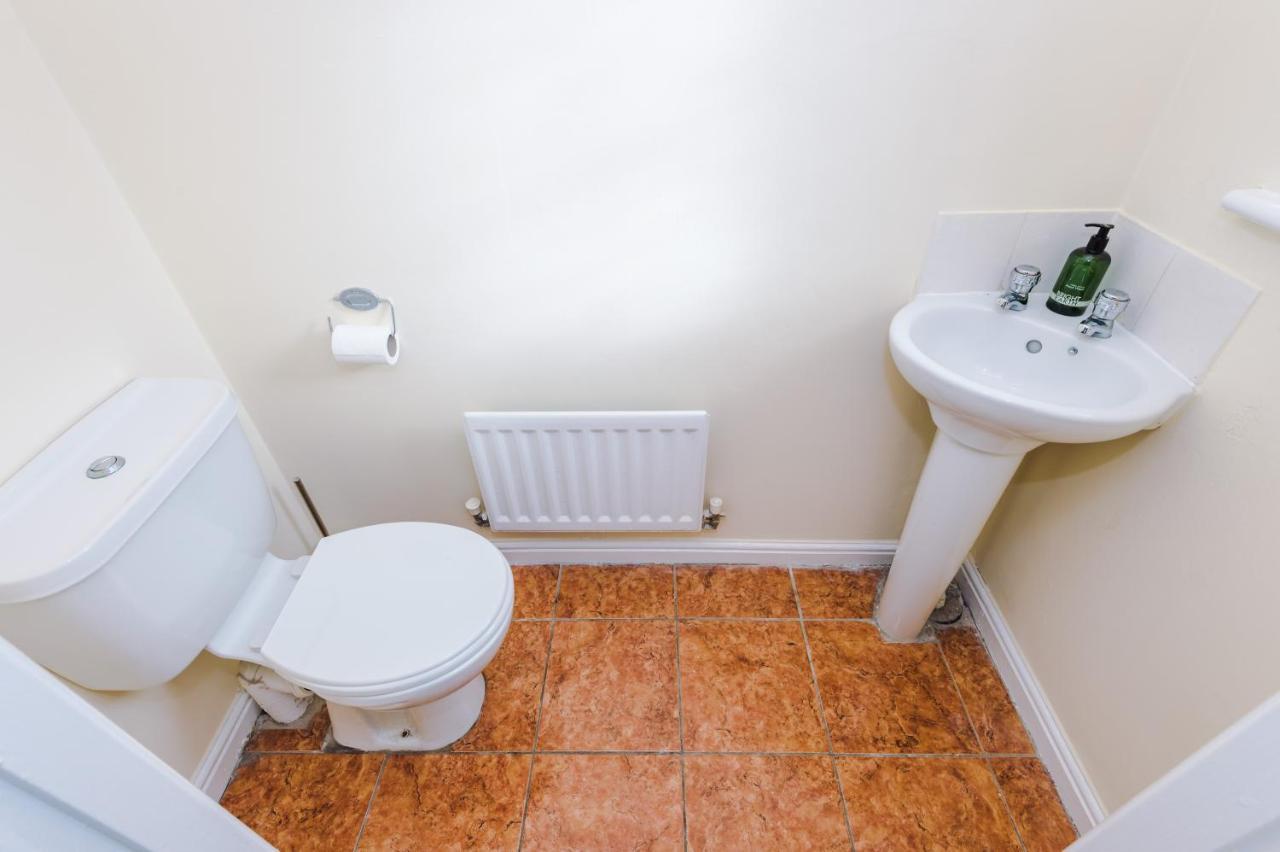 Manchester Comfortable 3 Bedroom House, Free Parking, Wifi & Disneyplus Worsley Exteriör bild